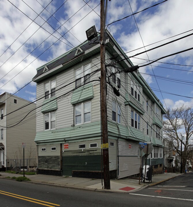 597 Grove St in Irvington, NJ - Building Photo