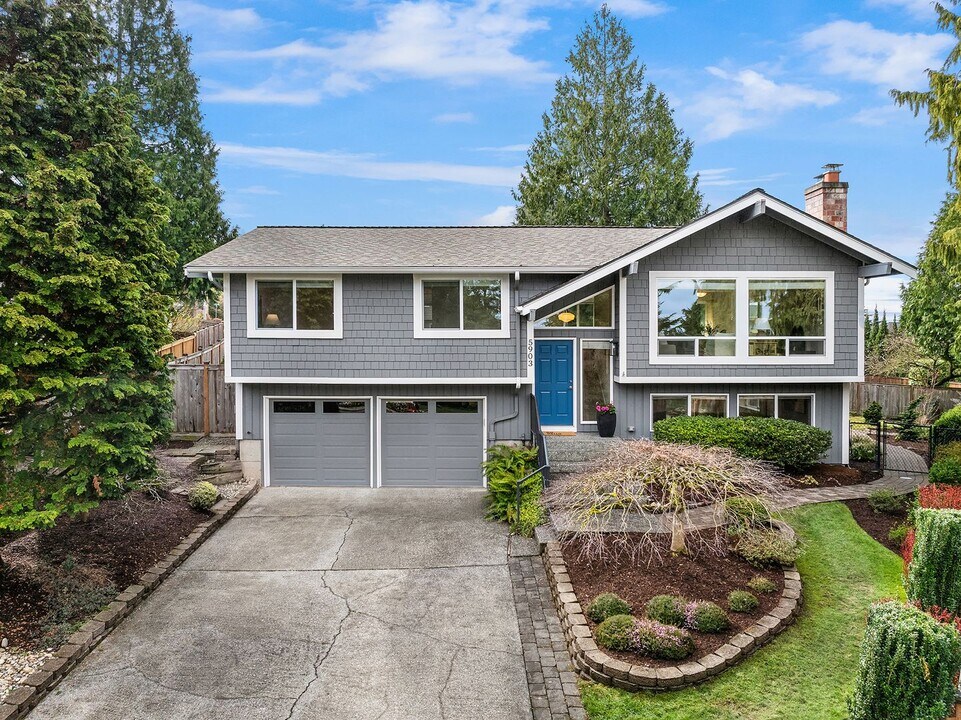 5903 105th Ave NE in Kirkland, WA - Building Photo