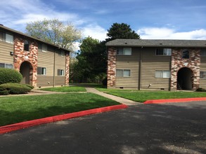 Stafford Court Apartments in Beaverton, OR - Foto de edificio - Building Photo