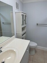 303 Racquet Club Rd in Weston, FL - Foto de edificio - Building Photo