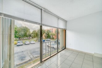 9440 W Flagler St in Miami, FL - Foto de edificio - Building Photo