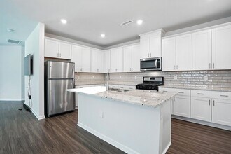 205 Wilbur Lake Dr in Fuquay Varina, NC - Building Photo - Building Photo