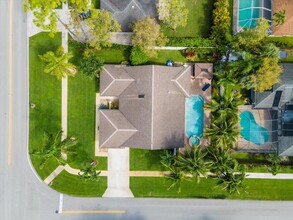 14832 Paddock Dr in Wellington, FL - Foto de edificio - Building Photo