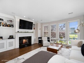 1015 N Riverwalk St in Chicago, IL - Building Photo - Building Photo