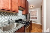 429 W Roscoe St, Unit 110 in Chicago, IL - Building Photo - Building Photo