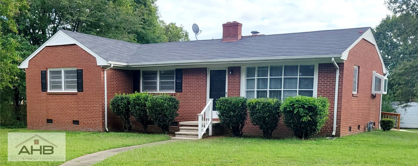 801 Sycamore Rd in Graham, NC - Building Photo