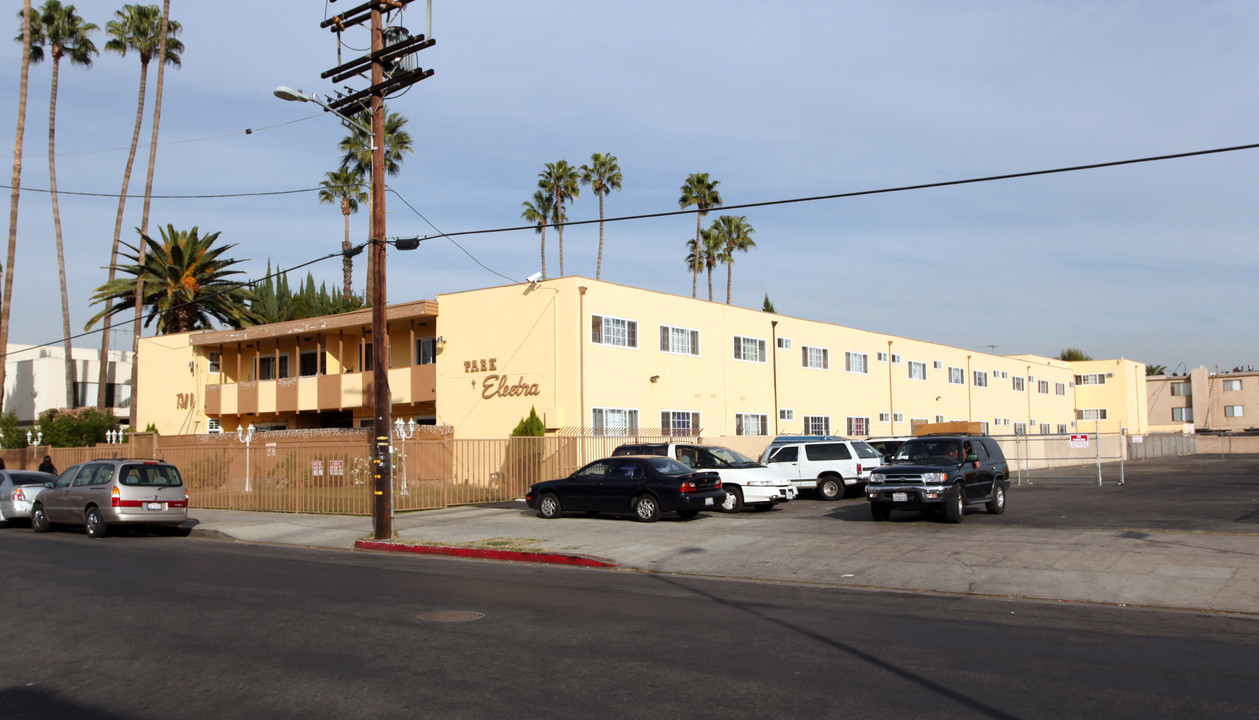 Park Electra in Canoga Park, CA - Building Photo