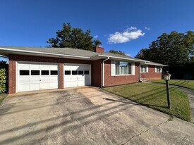 912 S Main St in Graham, NC - Building Photo