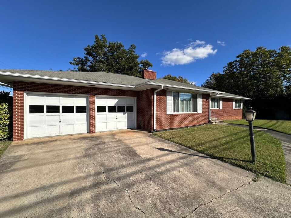912 S Main St in Graham, NC - Building Photo