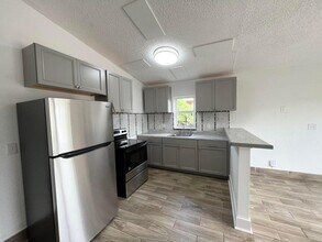 1050 W 7th St in Riviera Beach, FL - Building Photo - Building Photo