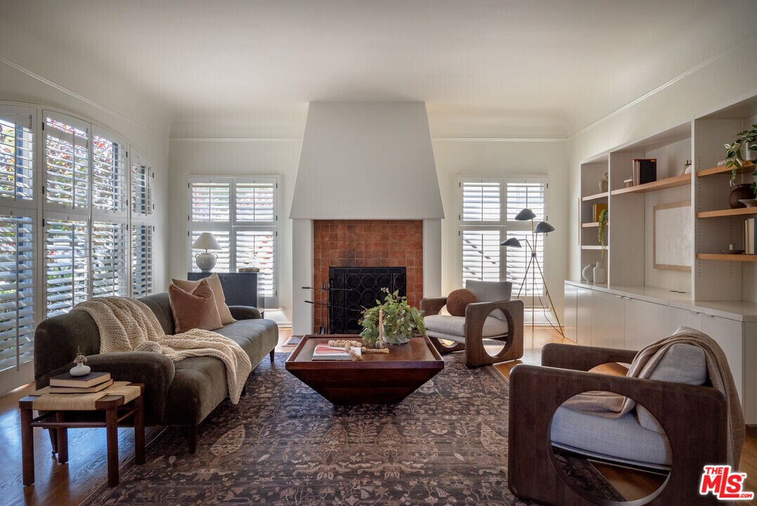 4133 Holly Knoll Dr in Los Angeles, CA - Building Photo