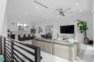 1044 N Victoria Park Rd in Fort Lauderdale, FL - Foto de edificio - Building Photo