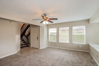 16602 Quiet Trail Dr in Humble, TX - Foto de edificio - Building Photo