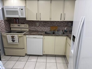 8879 Fontainebleau Blvd in Miami, FL - Building Photo - Building Photo