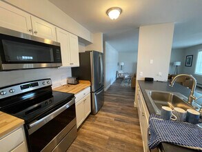 91 Village Green Cir, Unit VG #2 in Quechee, VT - Foto de edificio - Building Photo