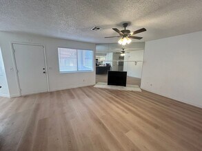 725 Rock Springs Dr in Las Vegas, NV - Building Photo - Building Photo