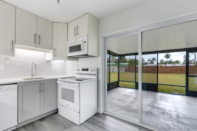 16320 John Morris Rd in Ft. Myers, FL - Foto de edificio - Building Photo