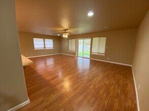 1575 West Basil Street in Roseburg, OR - Foto de edificio - Building Photo