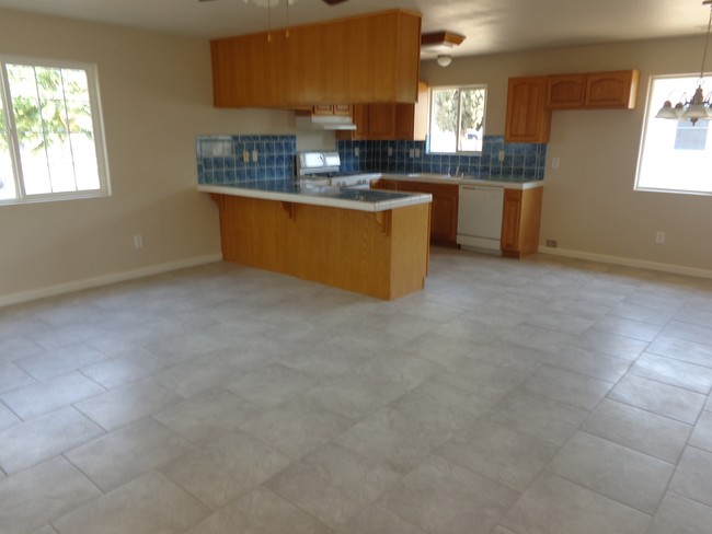 272 S A St in Porterville, CA - Building Photo - Interior Photo