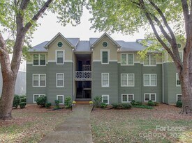 19827 Henderson Rd in Cornelius, NC - Building Photo