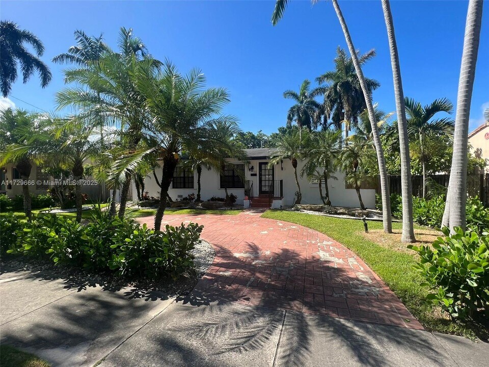 944 Polk St in Hollywood, FL - Building Photo
