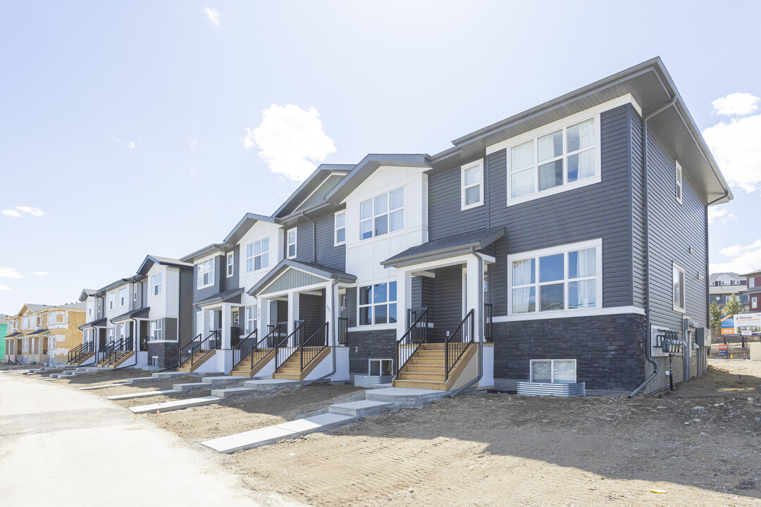 Freestone Townhomes in Cochrane, AB - Building Photo