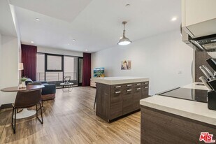 932 S Hill St in Los Angeles, CA - Building Photo