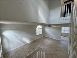 327 NW 159th Ave in Pembroke Pines, FL - Foto de edificio - Building Photo