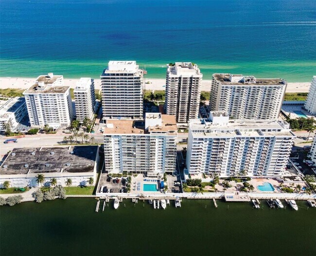 5750 Collins Ave in Miami Beach, FL - Foto de edificio - Building Photo