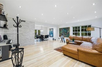 11401 SW 72nd Plz in Pinecrest, FL - Building Photo - Building Photo