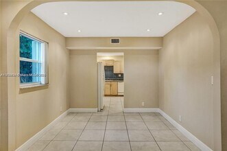 8002 Forest Blvd in North Lauderdale, FL - Foto de edificio - Building Photo
