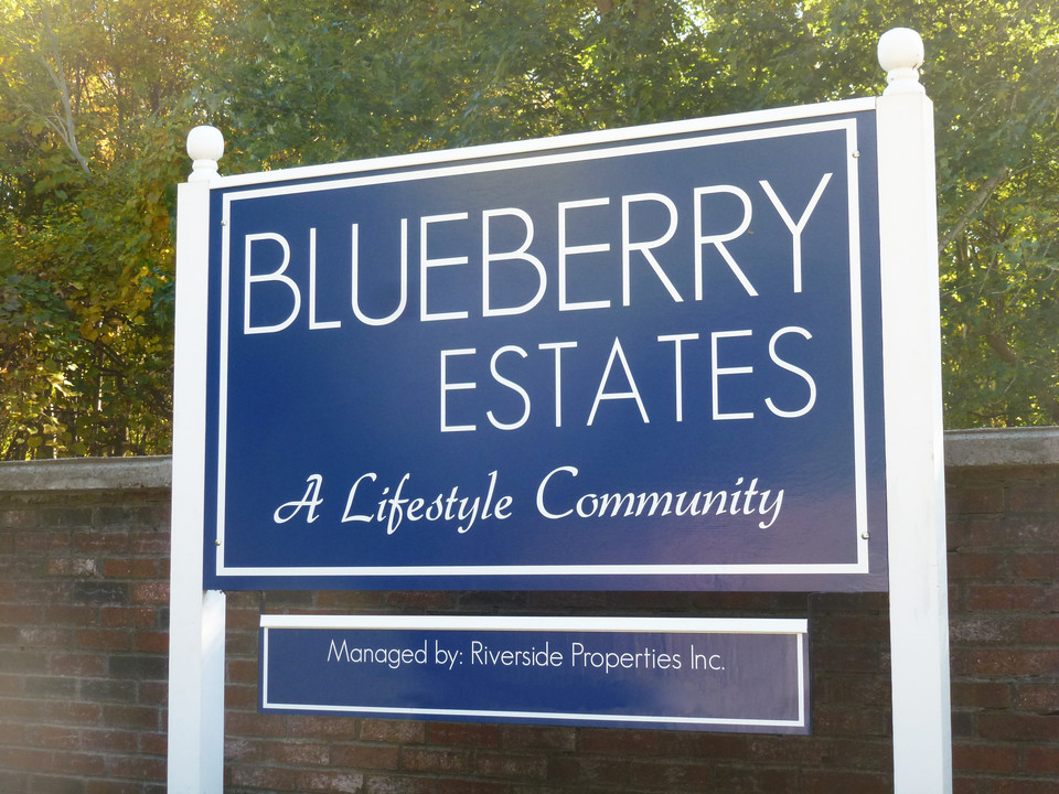 Blueberry Estates in Lakeville, MA - Foto de edificio