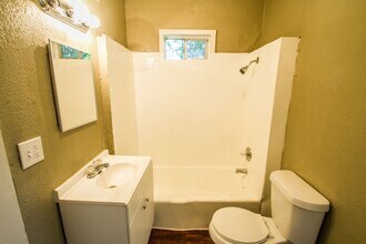 524 St Martin Ave in San Antonio, TX - Building Photo - Building Photo