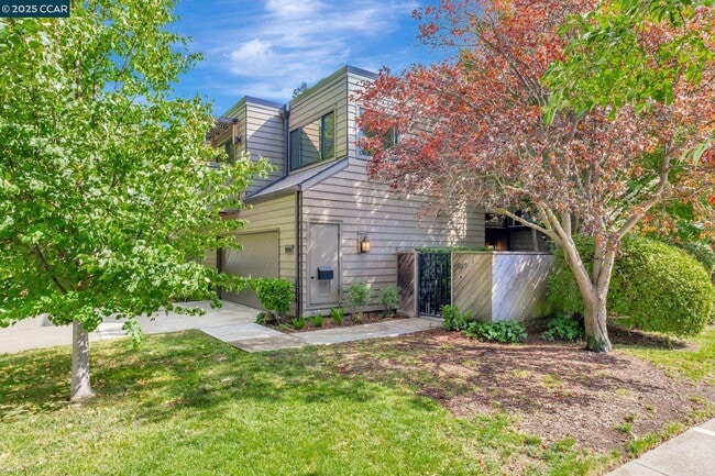 1949 Highridge Ct in Walnut Creek, CA - Foto de edificio - Building Photo
