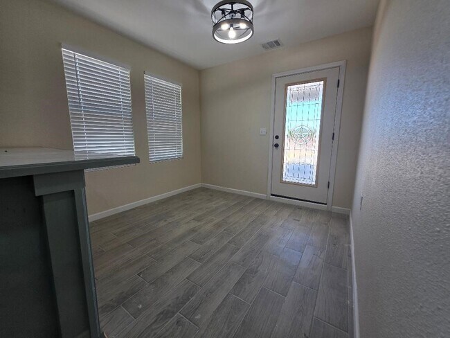 952 Rd 5858 in Cleveland, TX - Foto de edificio - Building Photo