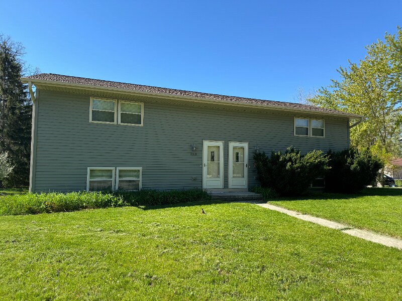 153-155 W Paradise Dr in West Bend, WI - Building Photo