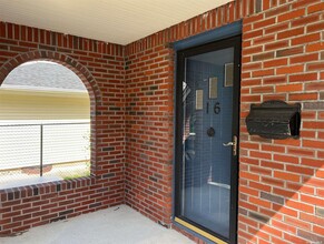 16 Oakwood Rd in Huntington, NY - Building Photo - Building Photo