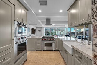 7127 E Rancho Vista Dr in Scottsdale, AZ - Foto de edificio - Building Photo