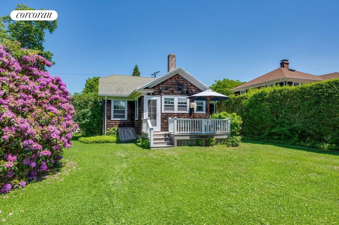 26 Cooper St in Southampton, NY - Building Photo