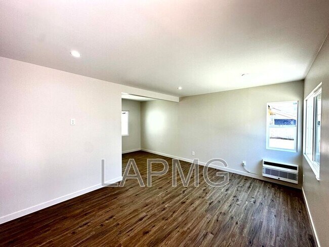 2304 N Frederic St in Burbank, CA - Building Photo - Building Photo