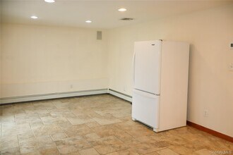 642 6th Ave W in East Northport, NY - Building Photo - Building Photo