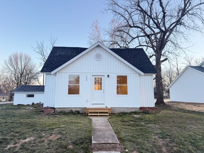 325 W Tyndall St in Aurora, MO - Building Photo - Building Photo