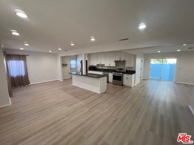 10745 Saticoy St in Los Angeles, CA - Building Photo - Building Photo