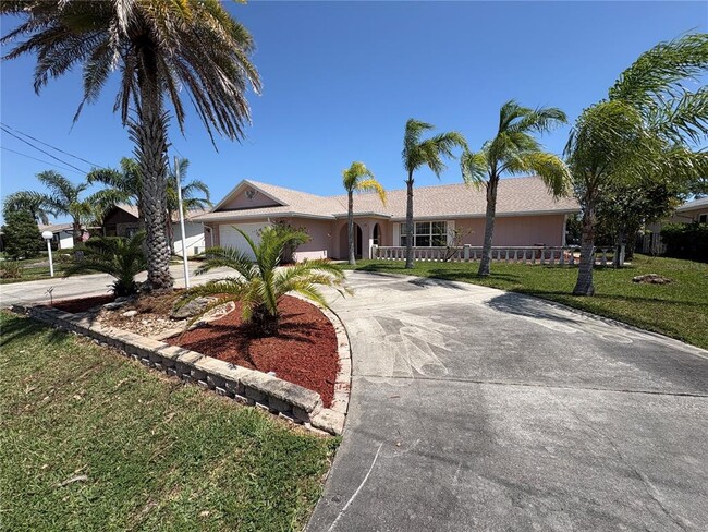 13 Cloverdale Ct S in Palm Coast, FL - Foto de edificio - Building Photo