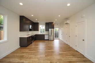 4762 SE 52nd Ave-Unit -4762 in Portland, OR - Foto de edificio - Building Photo