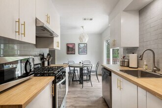802 Ramble Ln in Austin, TX - Building Photo - Building Photo