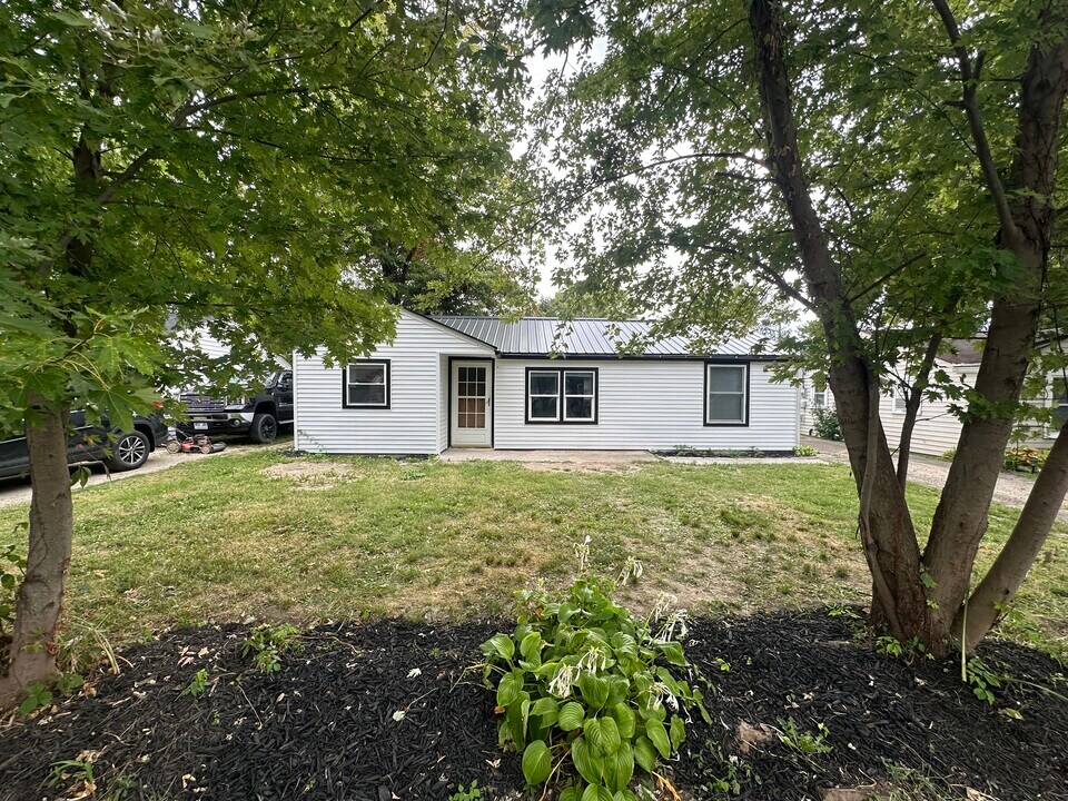 1618 S Oakdale Dr in Yorktown, IN - Building Photo