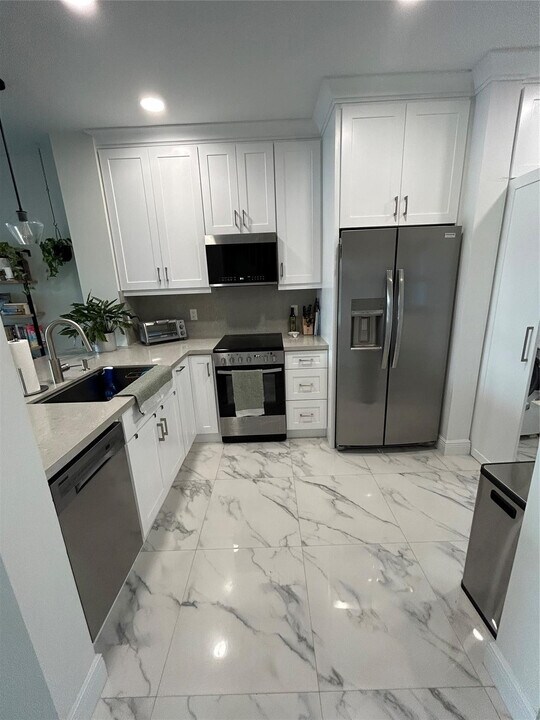 711 SW 122nd Ave in Pembroke Pines, FL - Building Photo