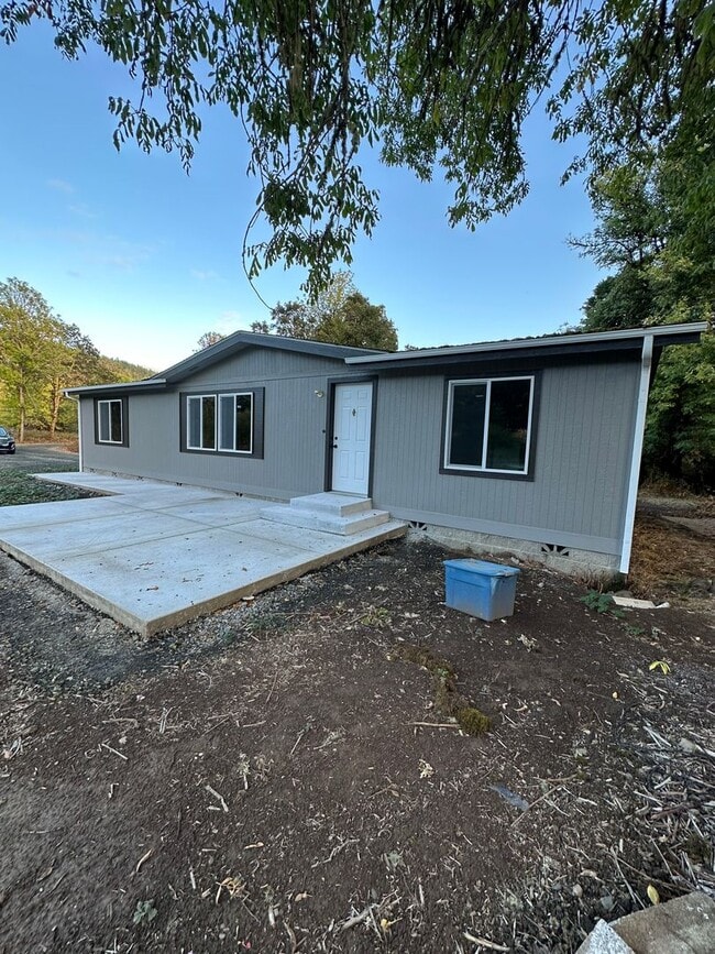 425 Wilbur Rd in Roseburg, OR - Building Photo - Building Photo