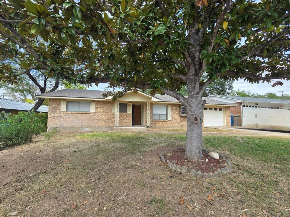 704 Arrow Ln in Kerrville, TX - Building Photo